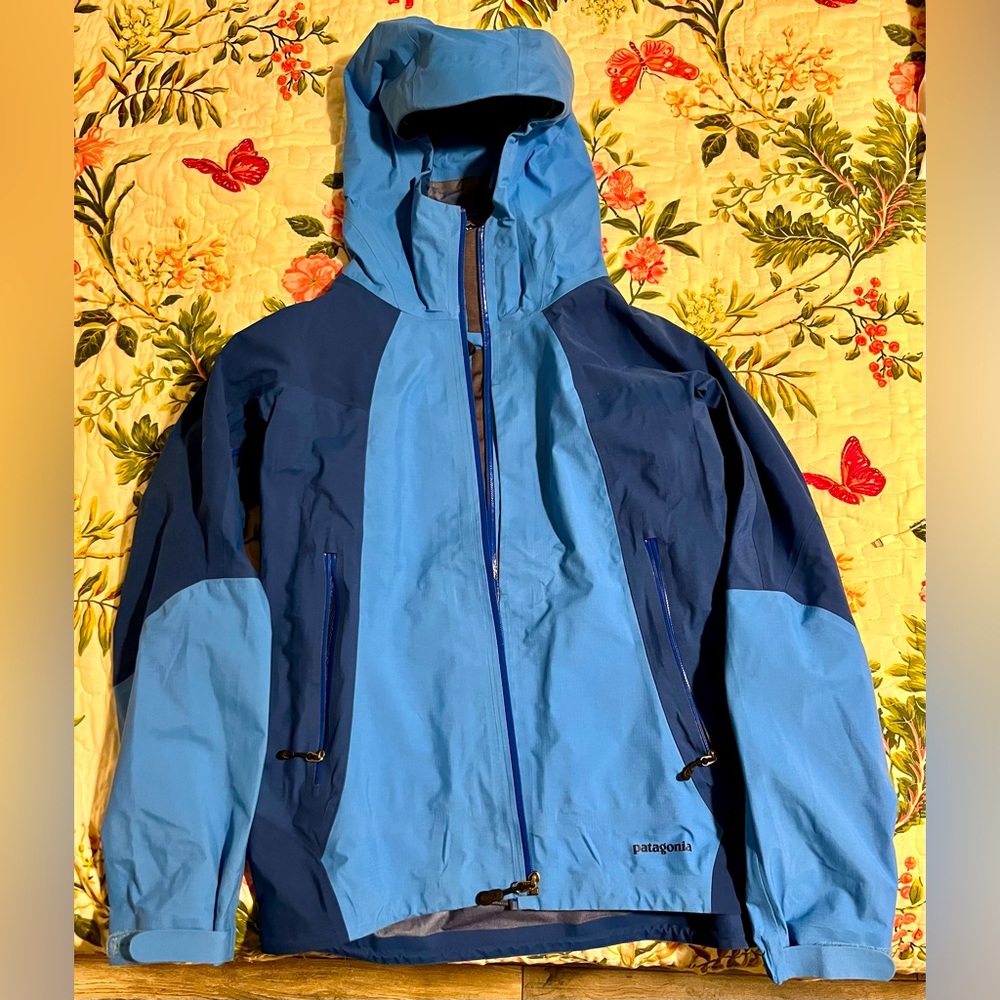 Patagonia’s Women’s rain coat in like new condition